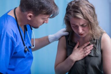 Ein Patient klagt über starke Brustbeschwerden