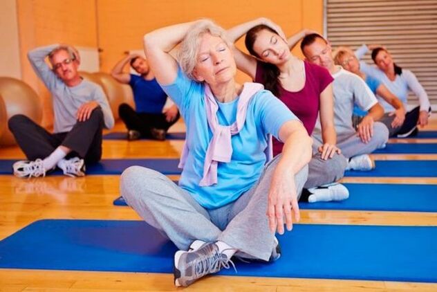 Übungen zur Behandlung von Arthrose werden individuell von einem Arzt und einem Physiotherapeuten ausgewählt.