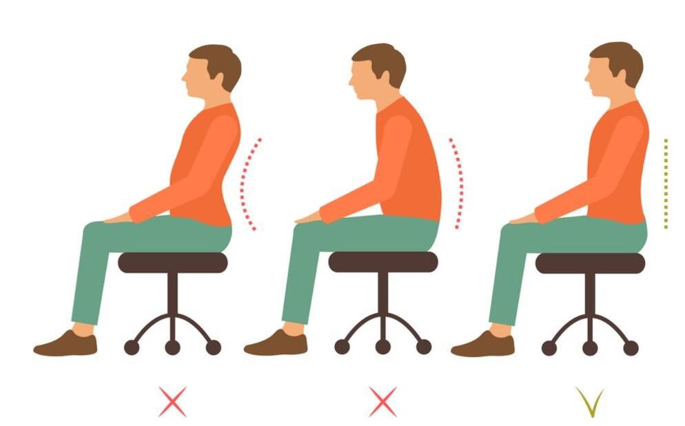 Falsche und korrekte Position des Rückens im Sitzen mit Osteochondrose